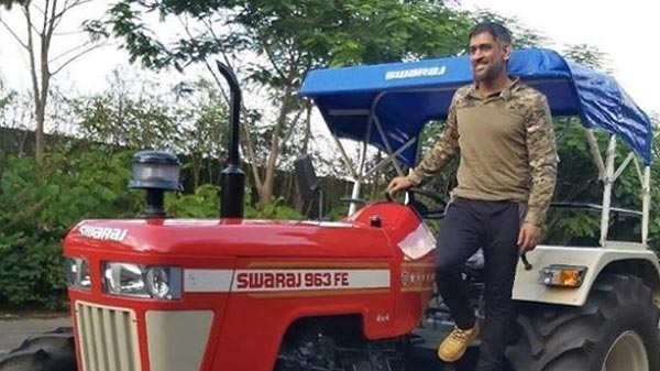 ಲಾಕ್ಡೌನ್ ಎಫೆಕ್ಟ್: ಹೊಸ ವಾಹನದಲ್ಲಿ ಕಾಣಿಸಿಕೊಂಡ ಎಂಎಸ್ ಧೋನಿ