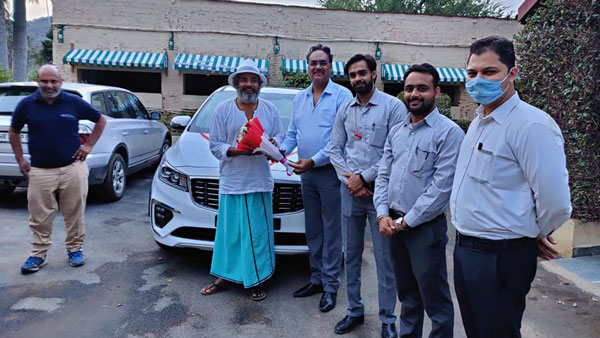 ಕಿಯಾ ಕಾರ್ನೀವಲ್ ಎಂಪಿವಿ ಖರೀದಿಸಿದ ಮಾಜಿ ಕ್ರಿಕೆಟಿಗ