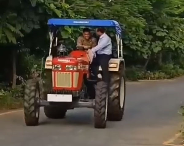 ಲಾಕ್ಡೌನ್ ಎಫೆಕ್ಟ್: ಹೊಸ ವಾಹನದಲ್ಲಿ ಕಾಣಿಸಿಕೊಂಡ ಎಂಎಸ್ ಧೋನಿ