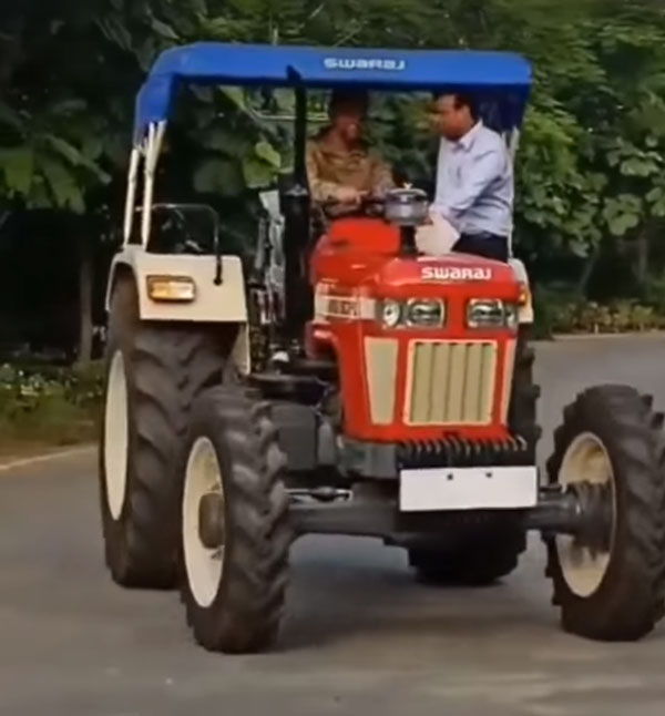 ಲಾಕ್ಡೌನ್ ಎಫೆಕ್ಟ್: ಹೊಸ ವಾಹನದಲ್ಲಿ ಕಾಣಿಸಿಕೊಂಡ ಎಂಎಸ್ ಧೋನಿ