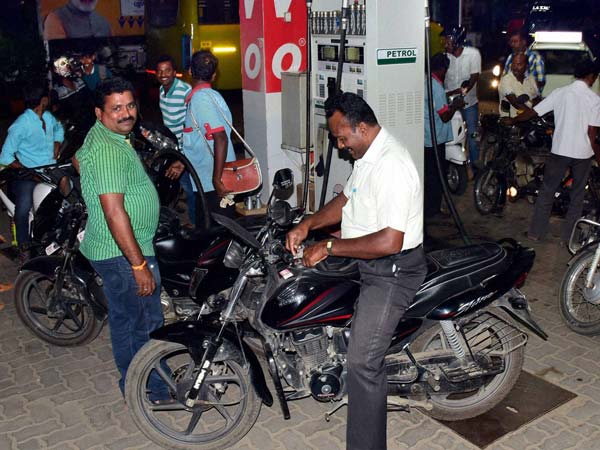 ಕರೋನಾ ವೈರಸ್ ಎಫೆಕ್ಟ್: ಪಾಕಿಸ್ತಾನದಲ್ಲಿ ಈಗ ಪೆಟ್ರೋಲ್ಗೂ ಬರ