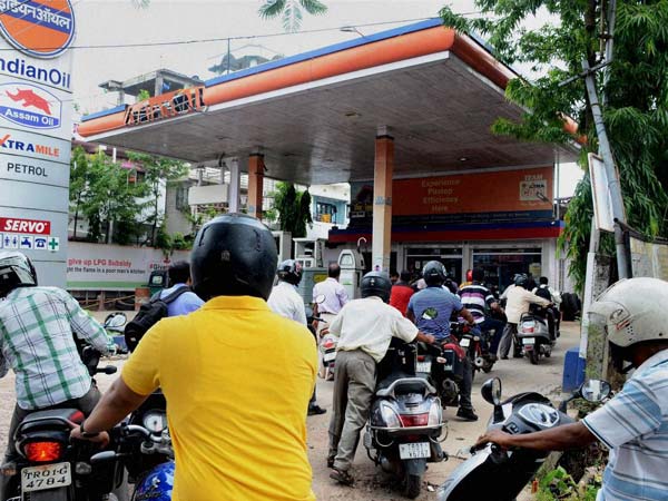ಕರೋನಾ ವೈರಸ್ ಎಫೆಕ್ಟ್: ಪಾಕಿಸ್ತಾನದಲ್ಲಿ ಈಗ ಪೆಟ್ರೋಲ್ಗೂ ಬರ