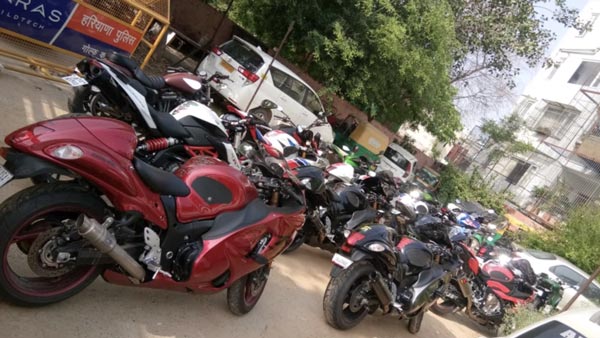ದುಬಾರಿ ಬೆಲೆಯ ಬೈಕ್ಗಳನ್ನು ವಶಕ್ಕೆ ಪಡೆದ ಪೊಲೀಸರು