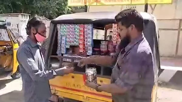ಲಾಕ್ಡೌನ್ ಎಫೆಕ್ಟ್: ಆಟೋ ರಿಕ್ಷಾವನ್ನೆ ದಿನಸಿ ಅಂಗಡಿಯಾಗಿ ಬದಲಿಸಿದ ಆಟೋ ಡ್ರೈವರ್
