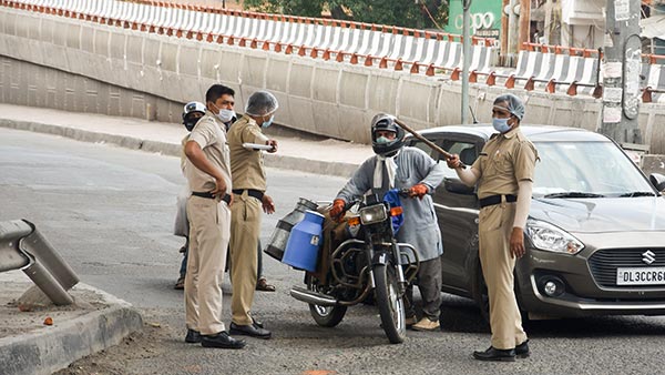 ಬೈಕ್ ಸವಾರನ ಮೇಲೆ ಹಲ್ಲೆ ನಡೆಸಿ ಕ್ರೌರ್ಯ ಮೆರೆದ ಪೊಲೀಸರು