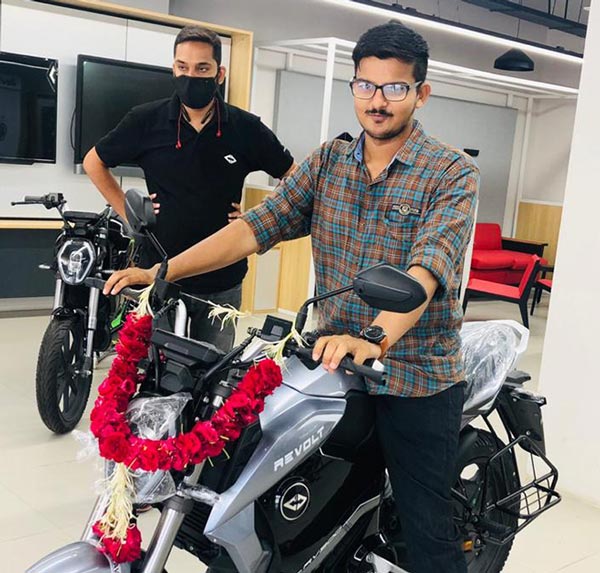 ಆರ್ವಿ300 ಮತ್ತು ಆರ್ವಿ400 ಎಲೆಕ್ಟ್ರಿಕ್ ಬೈಕುಗಳ ವಿತರಣೆ ಆರಂಭಿಸಿದ ರಿವೋಲ್ಟ್