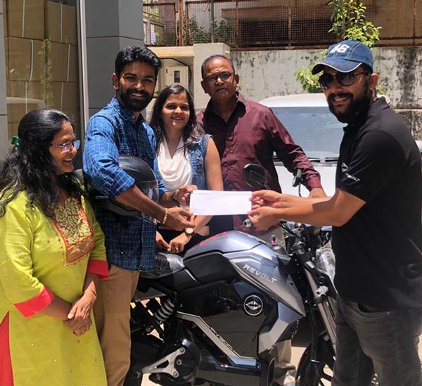 ಆರ್ವಿ300 ಮತ್ತು ಆರ್ವಿ400 ಎಲೆಕ್ಟ್ರಿಕ್ ಬೈಕುಗಳ ವಿತರಣೆ ಆರಂಭಿಸಿದ ರಿವೋಲ್ಟ್