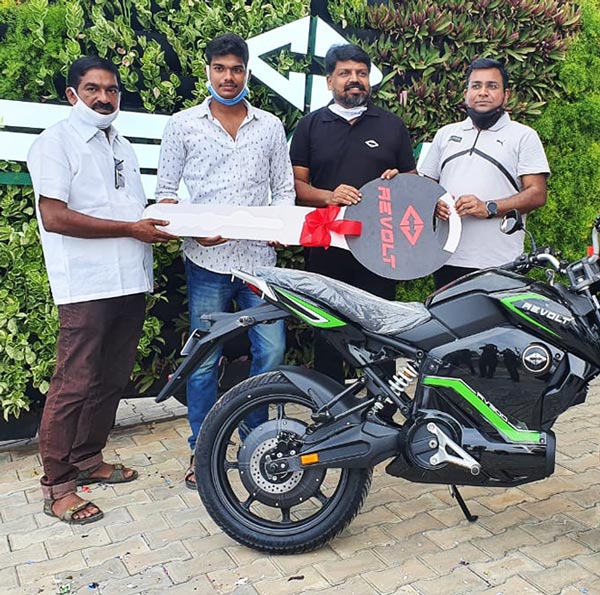 ಆರ್ವಿ300 ಮತ್ತು ಆರ್ವಿ400 ಎಲೆಕ್ಟ್ರಿಕ್ ಬೈಕುಗಳ ವಿತರಣೆ ಆರಂಭಿಸಿದ ರಿವೋಲ್ಟ್