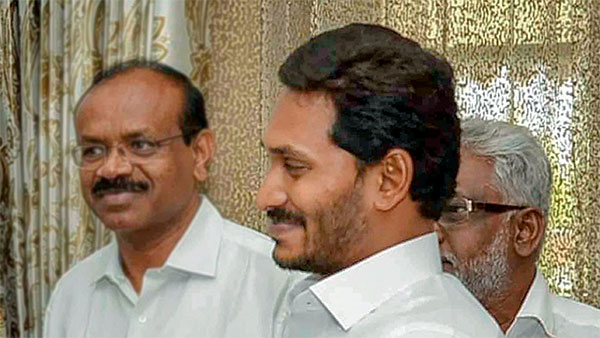 ಒಂದೇ ದಿನದಲ್ಲಿ ಸಾವಿರಕ್ಕೂ ಹೆಚ್ಚು ಆಂಬ್ಯುಲೆನ್ಸ್ ಪಡೆದ ಜಗನ್ ಸರ್ಕಾರ