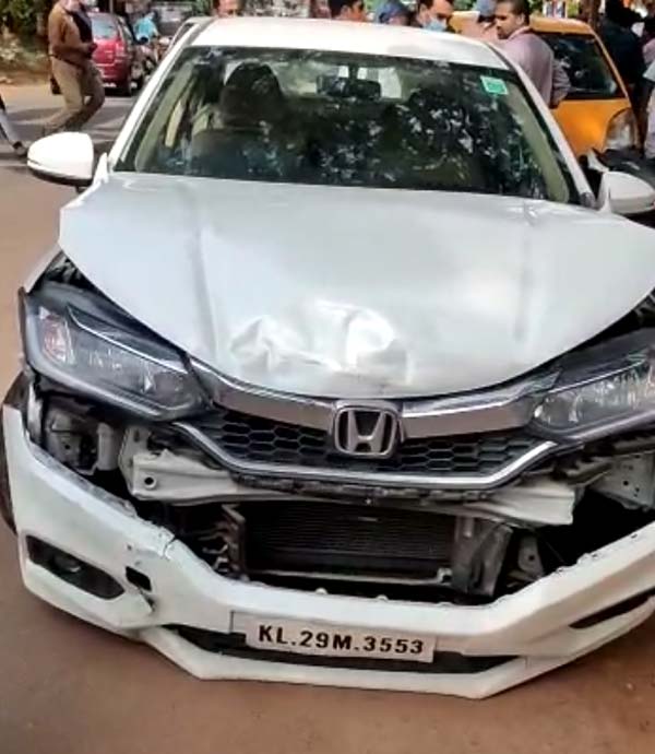 ನ್ಯಾನೋ ಕಾರಿಗೆ ಗುದ್ದಿ ಅಪ್ಪಚ್ಚಿಯಾದ ಹೋಂಡಾ ಸಿಟಿ ಕಾರು