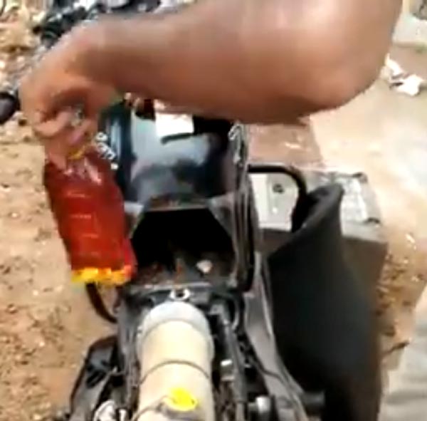 ಬೈಕ್ನಡಿ ಅಕ್ರಮ ಮದ್ಯ ಸಾಗಣೆ, ಕೊನೆಗೂ ಸಿಕ್ಕಿಬಿದ್ದ ಖದೀಮರು