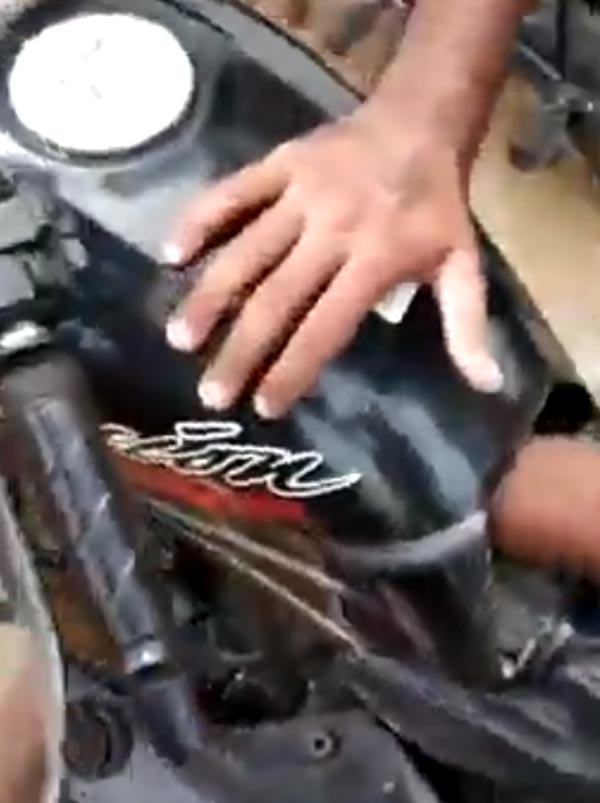 ಬೈಕ್ನಡಿ ಅಕ್ರಮ ಮದ್ಯ ಸಾಗಣೆ, ಕೊನೆಗೂ ಸಿಕ್ಕಿಬಿದ್ದ ಖದೀಮರು