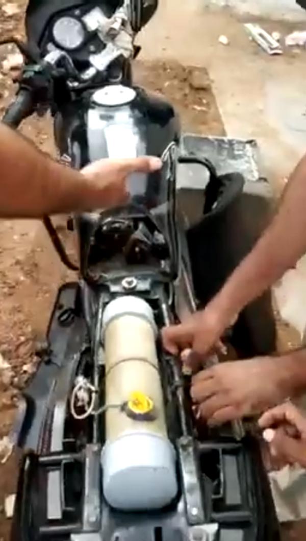 ಬೈಕ್ನಡಿ ಅಕ್ರಮ ಮದ್ಯ ಸಾಗಣೆ, ಕೊನೆಗೂ ಸಿಕ್ಕಿಬಿದ್ದ ಖದೀಮರು