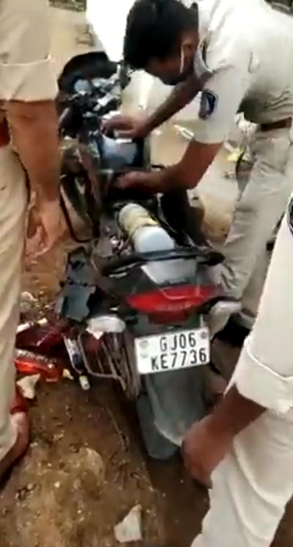 ಬೈಕ್ನಡಿ ಅಕ್ರಮ ಮದ್ಯ ಸಾಗಣೆ, ಕೊನೆಗೂ ಸಿಕ್ಕಿಬಿದ್ದ ಖದೀಮರು