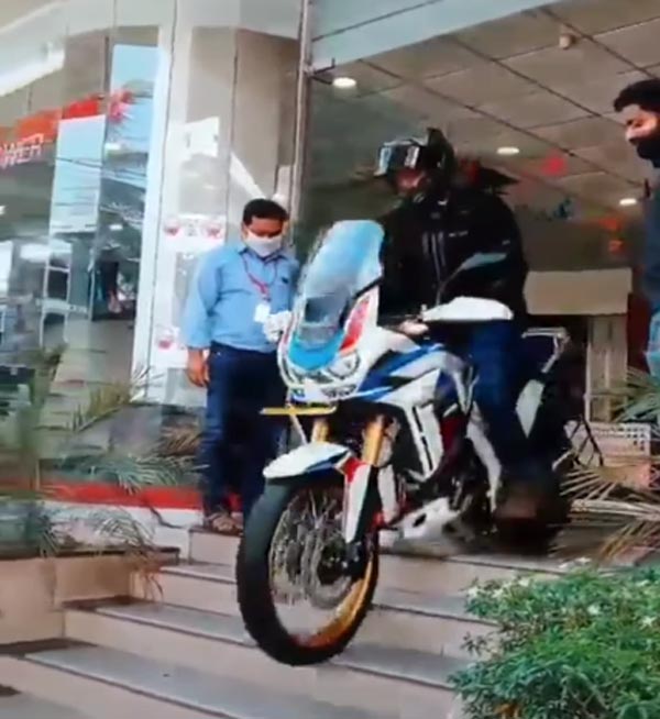 ಹೊಸ ಬೈಕ್ ಪಡೆದ ಖುಷಿಯಲ್ಲಿ ಎಡವಟ್ಟು ಮಾಡಿಕೊಂಡ ಬೈಕ್ ಸವಾರ