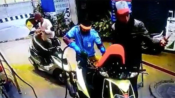 ಪುಕ್ಕಟೆ ಪೆಟ್ರೋಲ್ಗಾಗಿ ಈ ಯುವಕ ಮಾಡಿದ ಮಹಾಮೋಸ ಹೇಗಿದೆ ನೋಡಿ...