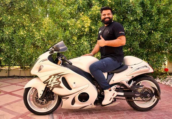 ಟೆಕ್ನಿಕಲ್ ಗುರೂಜಿ ಬಳಿಯಿರುವ ಐಷಾರಾಮಿ ಕಾರು ಬೈಕುಗಳಿವು