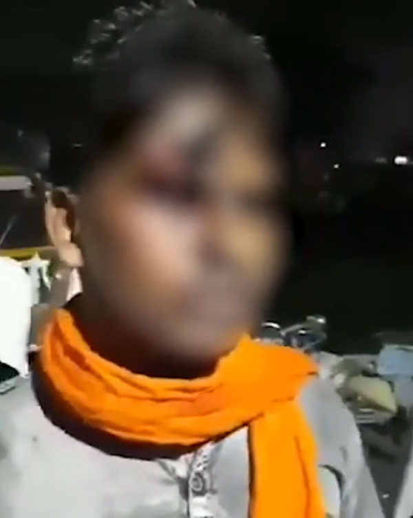ಬೈಕ್ ಸವಾರನ ಮೇಲೆ ಹಲ್ಲೆ ನಡೆಸಿ ಕ್ರೌರ್ಯ ಮೆರೆದ ಪೊಲೀಸರು