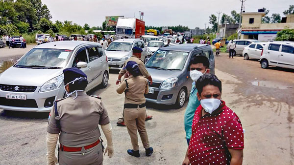 ಬೈಕ್ ಸವಾರನ ಮೇಲೆ ಹಲ್ಲೆ ನಡೆಸಿ ಕ್ರೌರ್ಯ ಮೆರೆದ ಪೊಲೀಸರು
