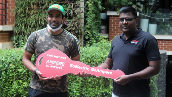 ಆಂಪಿಯರ್ ಎಲೆಕ್ಟ್ರಿಕ್ ಸ್ಕೂಟರ್ ವಿತರಣೆ ಪಡೆದ ರಾಬಿನ್ ಉತ್ತಪ್ಪ