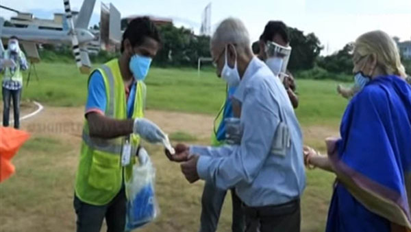 ಮೊಮ್ಮಗನ ಮದುವೆಗಾಗಿ ಹೆಲಿಕಾಪ್ಟರ್ನಲ್ಲಿ ಬಂದ ವೃದ್ಧ ದಂಪತಿ