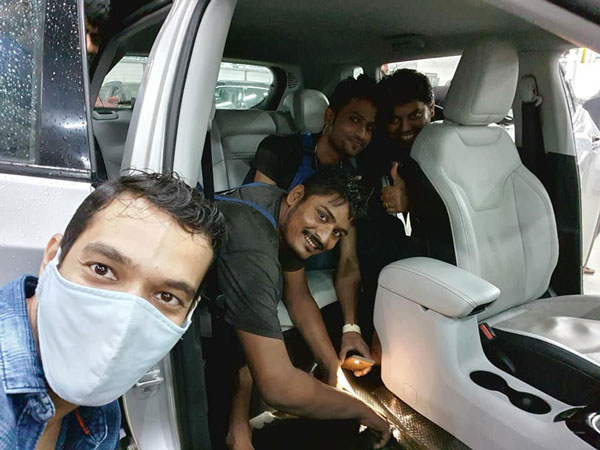 ಮದುವೆ ಉಂಗುರದ ಶೋಧಕ್ಕಾಗಿ ಚೆಲ್ಲಾಪಿಲ್ಲಿಯಾದ ಕಾರಿನ ಇಂಟಿರಿಯರ್