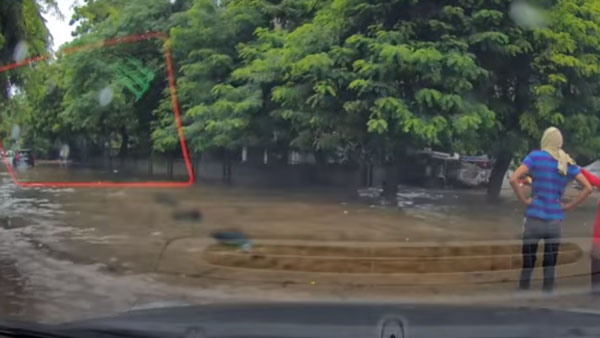 ಮಳೆ ನೀರಿನಲ್ಲಿ ಮುಂದೆ ಸಾಗಲು ಹಿಂದೇಟು ಹಾಕಿದ ಕೋಟಿ ರೂಪಾಯಿ ಕಾರು, ಸರಾಗವಾಗಿ ಮುನ್ನುಗ್ಗಿದ ಟಾಟಾ ಕಾರು