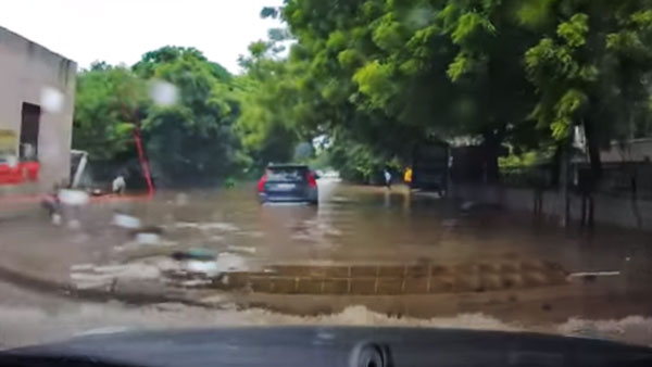 ಮಳೆ ನೀರಿನಲ್ಲಿ ಮುಂದೆ ಸಾಗಲು ಹಿಂದೇಟು ಹಾಕಿದ ಕೋಟಿ ರೂಪಾಯಿ ಕಾರು, ಸರಾಗವಾಗಿ ಮುನ್ನುಗ್ಗಿದ ಟಾಟಾ ಕಾರು