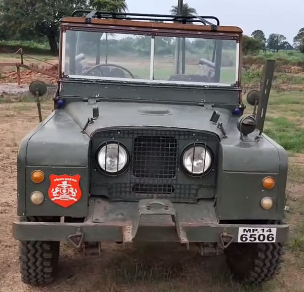 50 ವರ್ಷ ಹಳೆಯ ಎಸ್ಯುವಿ ಚಾಲನೆ ಮಾಡಿದ ಬಾಲಕಿ