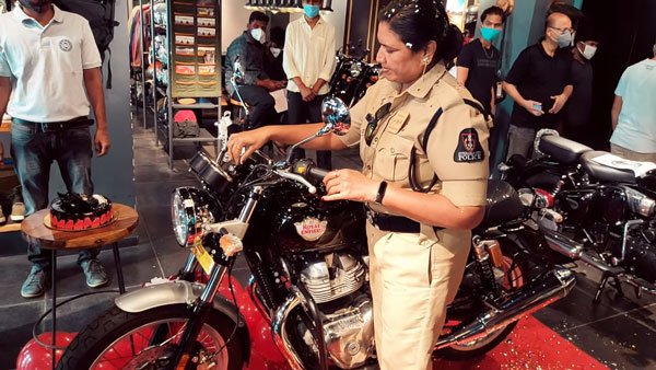 ಮೂರು ರಾಯಲ್ ಎನ್ಫೀಲ್ಡ್ ಬೈಕುಗಳ ಒಡತಿ ಈ ಮಹಿಳಾ ಪೊಲೀಸ್ ಅಧಿಕಾರಿ