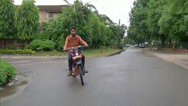 ಸ್ಕ್ರಾಪ್ ಮೆಟಿರಿಯಲ್ಗಳಿಂದ ಬೈಕ್ ತಯಾರಿಸಿದ 10ನೇ ತರಗತಿ ವಿದ್ಯಾರ್ಥಿ
