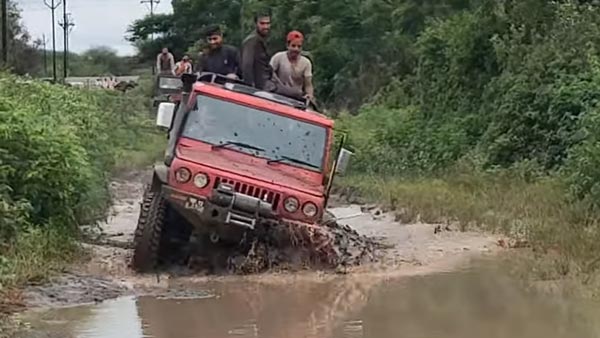 ಮಹೀಂದ್ರಾ ಮೇಜರ್ ಕಾರನ್ನು ಕೆಸರಿನಿಂದ ಹೊರಗೆಳೆದ ಆರು ಚಕ್ರಗಳ ಮಹೀಂದ್ರಾ ಬೊಲೆರೊ