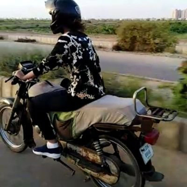 ಮಹಿಳೆ ಎಂಬ ಕಾರಣಕ್ಕೆ ಡ್ರೈವಿಂಗ್ ಲೈಸೆನ್ಸ್ ನೀಡಲು ನಿರಾಕರಿಸಿದ ಪಾಕಿಸ್ತಾನದ ಅಧಿಕಾರಿಗಳು