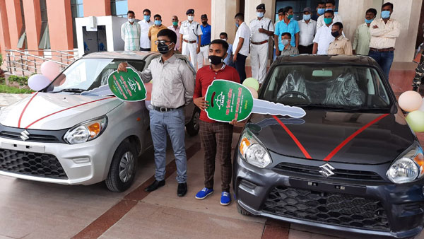 ಅಗ್ರಸ್ಥಾನ ಪಡೆದ ವಿದ್ಯಾರ್ಥಿಗಳಿಗೆ ಆಲ್ಟೊ ಕಾರುಗಳನ್ನು ಉಡುಗೊರೆಯಾಗಿ ನೀಡಿದ ಶಿಕ್ಷಣ ಸಚಿವರು