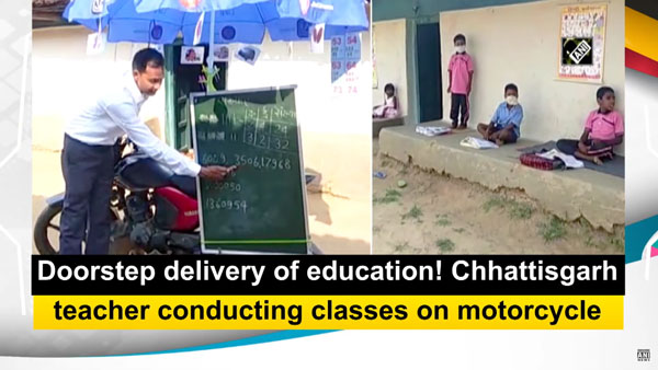 ಬೈಕ್ ಮೂಲಕ ವಿದ್ಯಾರ್ಥಿಗಳ ಮನೆ ಬಾಗಿಲಲ್ಲೇ ಪಾಠ ಮಾಡುತ್ತಿರುವ ಶಿಕ್ಷಕರಿವರು