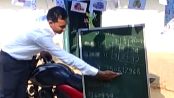 ಬೈಕ್ ಮೂಲಕ ವಿದ್ಯಾರ್ಥಿಗಳ ಮನೆ ಬಾಗಿಲಲ್ಲೇ ಪಾಠ ಮಾಡುತ್ತಿರುವ ಶಿಕ್ಷಕರಿವರು