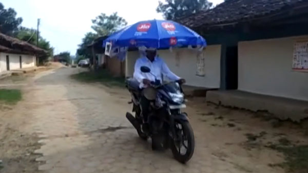 ಬೈಕ್ ಮೂಲಕ ವಿದ್ಯಾರ್ಥಿಗಳ ಮನೆ ಬಾಗಿಲಲ್ಲೇ ಪಾಠ ಮಾಡುತ್ತಿರುವ ಶಿಕ್ಷಕರಿವರು