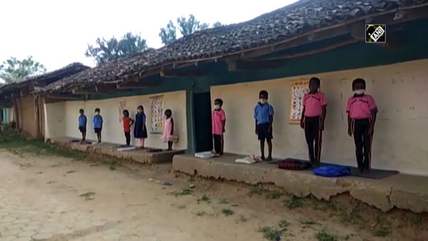 ಬೈಕ್ ಮೂಲಕ ವಿದ್ಯಾರ್ಥಿಗಳ ಮನೆ ಬಾಗಿಲಲ್ಲೇ ಪಾಠ ಮಾಡುತ್ತಿರುವ ಶಿಕ್ಷಕರಿವರು