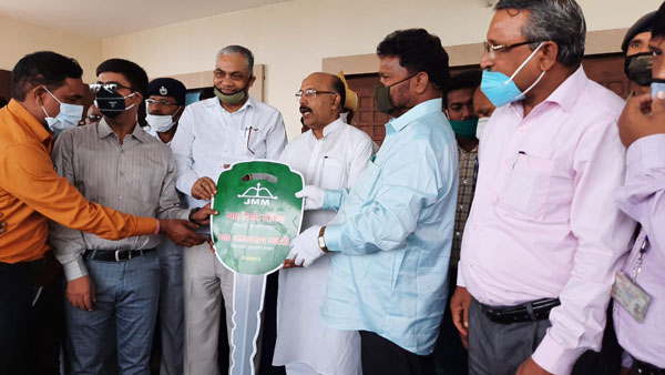 ಅಗ್ರಸ್ಥಾನ ಪಡೆದ ವಿದ್ಯಾರ್ಥಿಗಳಿಗೆ ಆಲ್ಟೊ ಕಾರುಗಳನ್ನು ಉಡುಗೊರೆಯಾಗಿ ನೀಡಿದ ಶಿಕ್ಷಣ ಸಚಿವರು