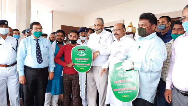 ಅಗ್ರಸ್ಥಾನ ಪಡೆದ ವಿದ್ಯಾರ್ಥಿಗಳಿಗೆ ಆಲ್ಟೊ ಕಾರುಗಳನ್ನು ಉಡುಗೊರೆಯಾಗಿ ನೀಡಿದ ಶಿಕ್ಷಣ ಸಚಿವರು