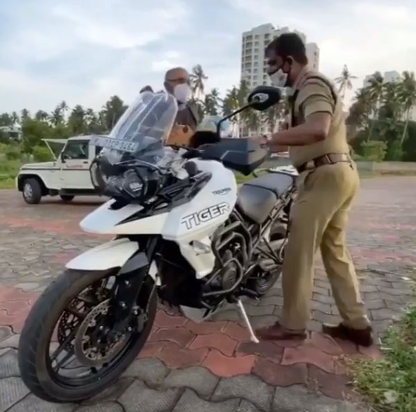 ದಂಡ ವಿಧಿಸುವ ಬದಲು ಬೇರೆ ಕಾರಣಕ್ಕೆ ಸೂಪರ್ಬೈಕ್ ತಡೆದ ಪೊಲೀಸರು