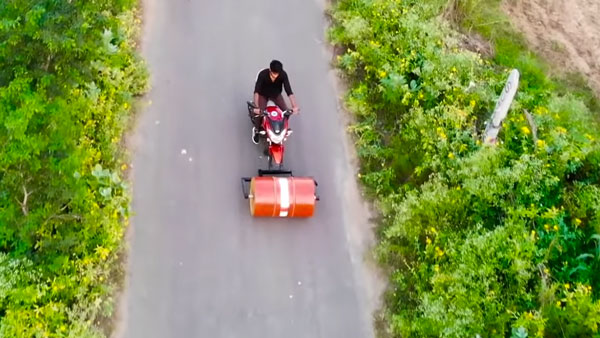 ರೋಡ್ ರೋಲರ್ ನಂತೆ ಮಾಡಿಫೈಗೊಂಡ ಟಿವಿಎಸ್ ವಿಕ್ಟರ್ ಬೈಕ್