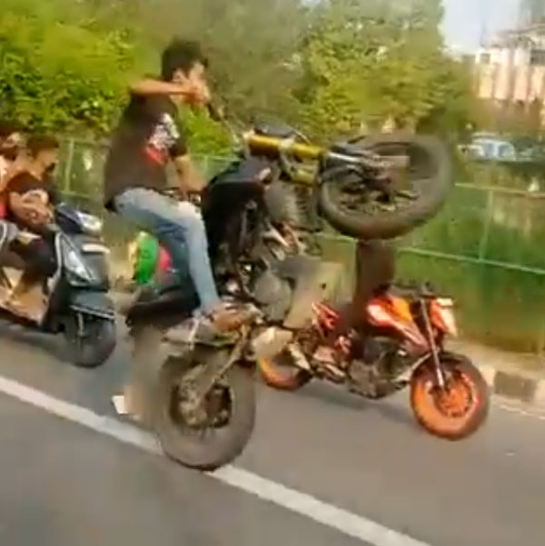ಲೈಕ್ ಗಿಟ್ಟಿಸಲು ಹೋಗಿ ಲಾಕ್ ಆದ ಯುವಕರು