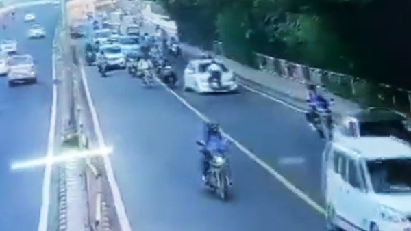 ಮರುಕಳಿಸಿದ ಸಂಚಾರಿ ಪೊಲೀಸ್ - ಕಾರು ಚಾಲಕರ ಬಾನೆಟ್ ಪ್ರಹಸನ