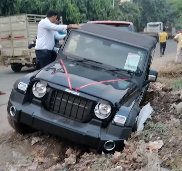 ಯು ಟರ್ನ್ ವೇಳೆ ಯಡವಟ್ಟು- ಕಸದ ಗುಂಡಿಯಲ್ಲಿ ಸಿಲುಕಿಕೊಂಡ ಹೊಸ ಥಾರ್ ಕಾರು!