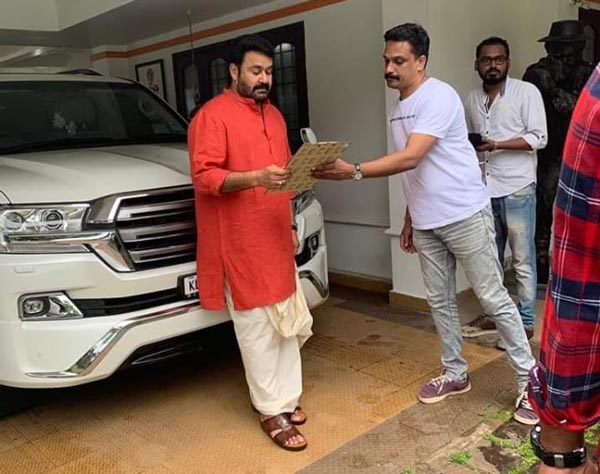 ಟೊಯೊಟೊ ವೆಲ್ಫೈರ್ ಕಾರಿಗಾಗಿ ಫ್ಯಾನ್ಸಿ ನಂಬರ್ ಪಡೆದುಕೊಂಡ ನಟ ಮೋಹನ್ಲಾಲ್