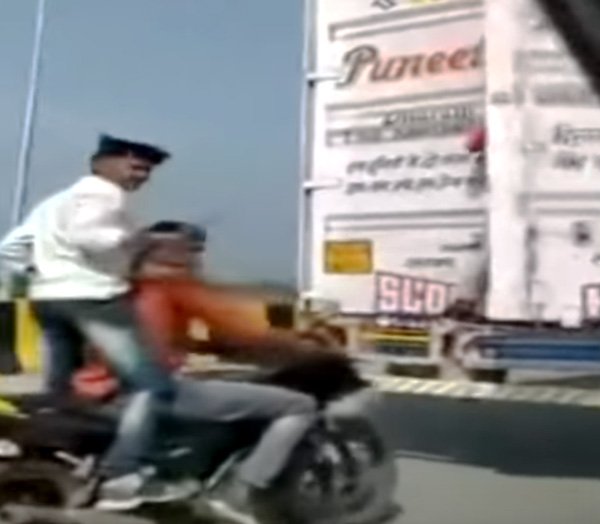 ಸಿನಿಮೀಯ ರೀತಿಯಲ್ಲಿ ಕಂಟೇನರ್ ಟ್ರಕ್ ದೋಚಿದ ಬೈಕ್ ಸವಾರರು