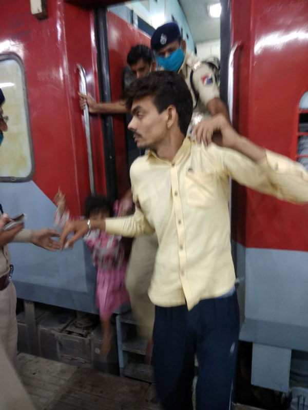 ಮೂರು ವರ್ಷದ ಮಗುವಿಗಾಗಿ ಮೊದಲ ಬಾರಿಗೆ ಇತಿಹಾಸ ಸೃಷ್ಟಿಸಿದ ರೈಲ್ವೆ ಪೊಲೀಸರು