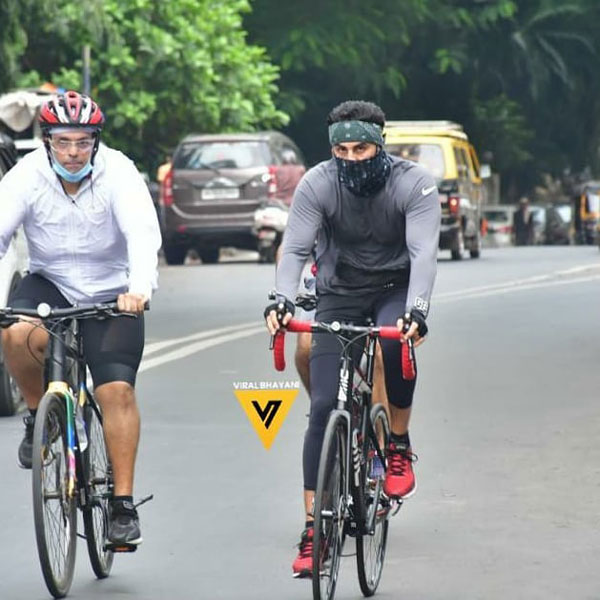 ಐಷಾರಾಮಿ ಕಾರು ಬಿಟ್ಟು ಸೈಕಲ್ ತುಳಿದ ನಟ