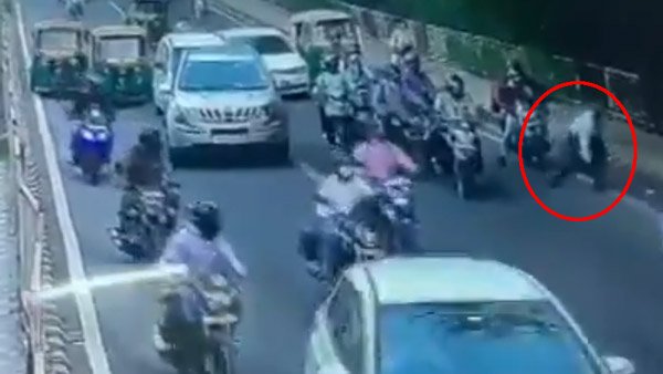 ಟ್ರಾಫಿಕ್ ಪೊಲೀಸ್ ಗೆ ಗುದ್ದಿ ಬಾನೆಟ್ ಮೇಲೆ ಹೊತ್ತೊಯ್ದ ಕಾರು ಚಾಲಕ